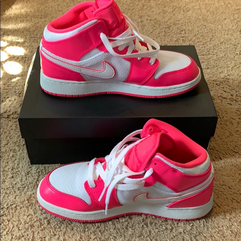 Tennis shoes